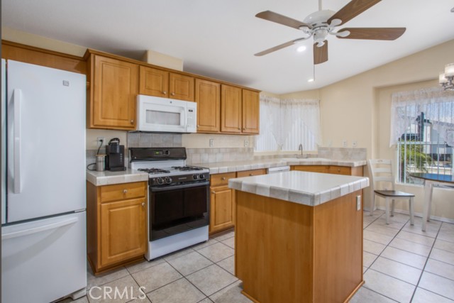 Detail Gallery Image 4 of 5 For 1250 N Kirby St #205,  Hemet,  CA 92545 - 3 Beds | 2 Baths