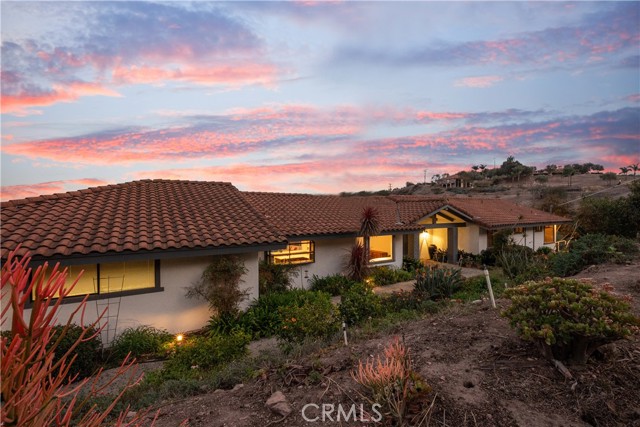 5088 San Jacinto Circle West, Fallbrook CA: https://media.crmls.org/medias/ac13ab76-0ed2-4e35-a0b8-a3180d234571.jpg