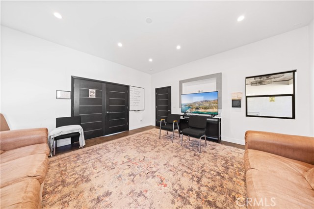 Detail Gallery Image 16 of 24 For 22913 Burbank, Woodland Hills,  CA 91367 - 11 Beds | 8 Baths