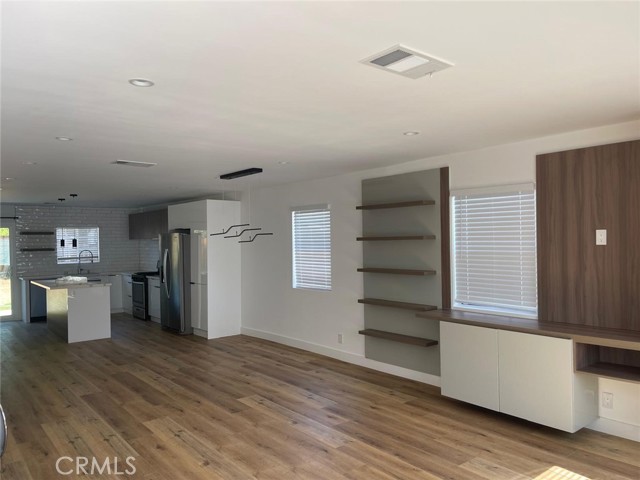 Detail Gallery Image 3 of 17 For 7051 Garden Grove, Reseda,  CA 91335 - 3 Beds | 2 Baths