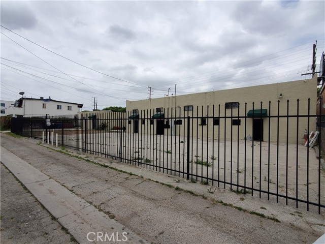 8860 S Vermont Avenue, Los Angeles CA: https://media.crmls.org/medias/ac18d5dd-3699-4f9b-b750-2cef31f5e235.jpg