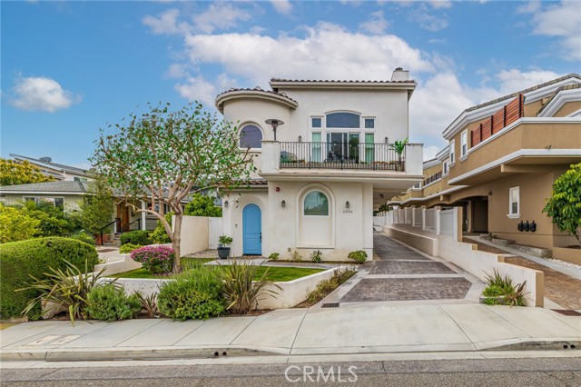 Detail Gallery Image 1 of 66 For 2606 Voorhees Ave #B,  Redondo Beach,  CA 90278 - 3 Beds | 3/1 Baths