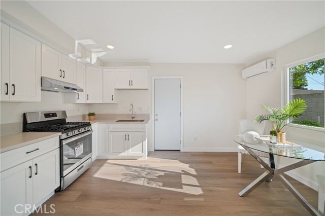 928 S Laurel St., Santa Ana CA: https://media.crmls.org/medias/ac239eea-4525-4e4e-bad6-3943705a977a.jpg