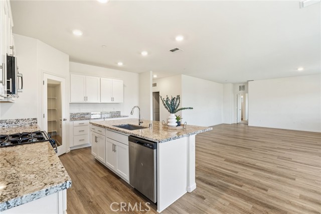 Detail Gallery Image 16 of 51 For 3503 Running Brook, Madera,  CA 93637 - 5 Beds | 2/1 Baths