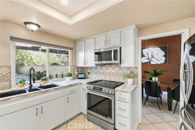 Detail Gallery Image 11 of 41 For 23943 via Flamenco, Valencia,  CA 91355 - 5 Beds | 3 Baths