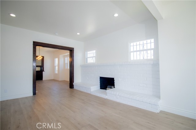 2101 Arlington Avenue, Los Angeles CA: https://media.crmls.org/medias/ac27d165-3e4a-4bf3-a571-07a2947abd7d.jpg