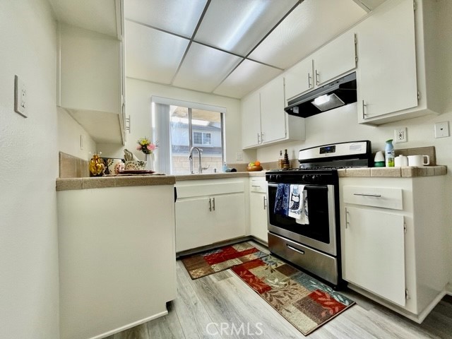 Detail Gallery Image 4 of 16 For 17171 Elm a,  Huntington Beach,  CA 92647 - 3 Beds | 2 Baths