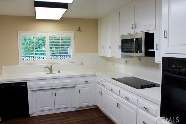 Detail Gallery Image 8 of 33 For 1556 23rd St, Manhattan Beach,  CA 90266 - 3 Beds | 2 Baths