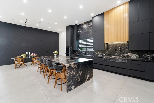 Detail Gallery Image 6 of 17 For 23227 Burbank Bld, Woodland Hills,  CA 91367 - 5 Beds | 5/1 Baths