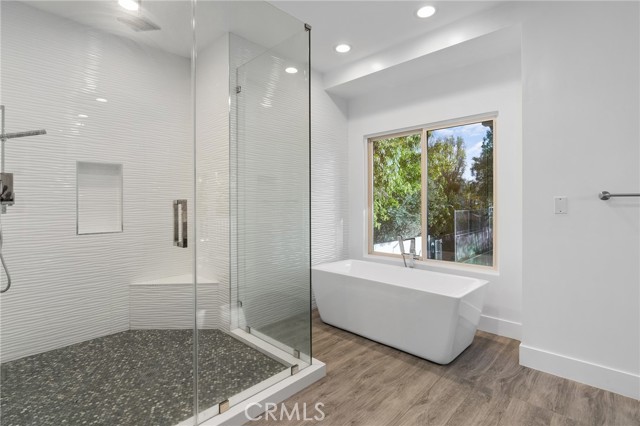 22904 Calvert Street, Woodland Hills CA: https://media.crmls.org/medias/ac438316-9fa6-4b6b-9fcc-697d231caad9.jpg