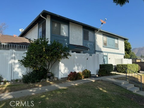 Detail Gallery Image 2 of 33 For 883 W 11th St #3,  Azusa,  CA 91702 - 2 Beds | 2 Baths