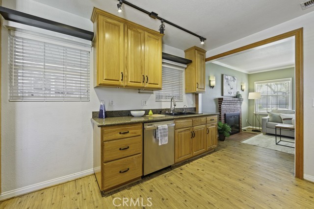 Detail Gallery Image 11 of 44 For 1832 N Brighton, Burbank,  CA 91506 - 2 Beds | 1 Baths