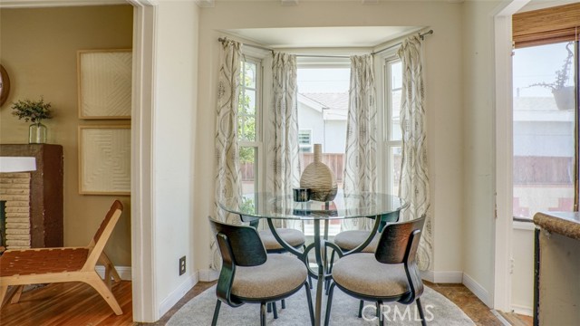 525 N Mariposa Street, Burbank CA: https://media.crmls.org/medias/ac4d8724-859b-4a20-b2ac-cab084b08035.jpg
