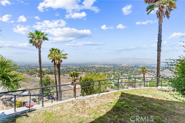 2360 Boulder Bluffs Court, Riverside CA: https://media.crmls.org/medias/ac4e2996-afff-4be2-968b-5e7ab9af9d63.jpg