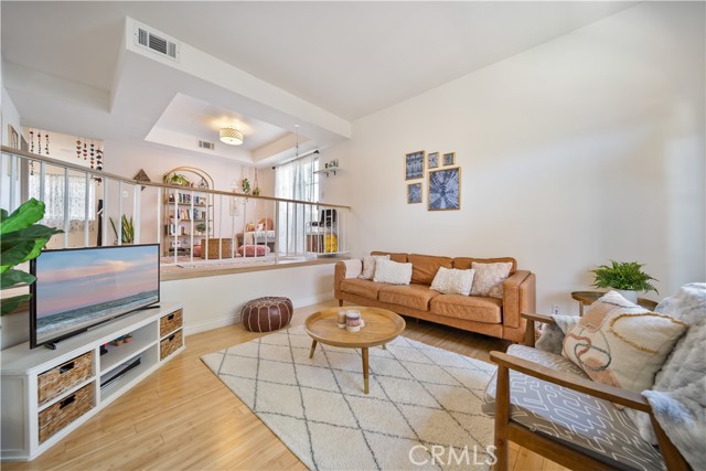 Detail Gallery Image 6 of 47 For 19950 Sherman Way Unit a a,  Winnetka,  CA 91306 - 3 Beds | 4 Baths