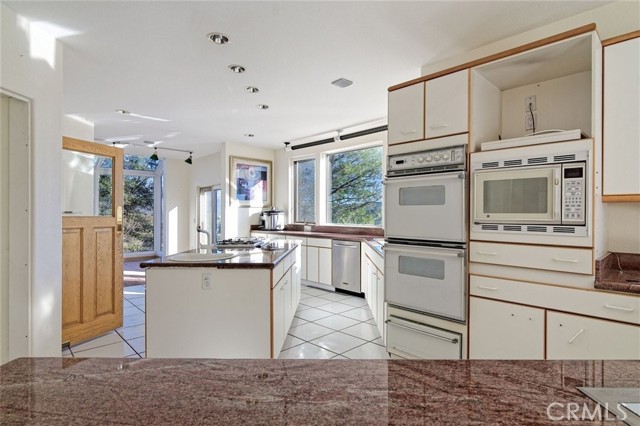 Detail Gallery Image 8 of 22 For 24142 Viejas Grade Rd, Descanso,  CA 91916 - 4 Beds | 4/1 Baths