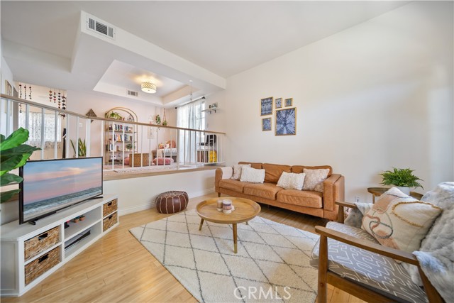 Detail Gallery Image 4 of 47 For 19950 Sherman Way Unit a a,  Winnetka,  CA 91306 - 3 Beds | 4 Baths