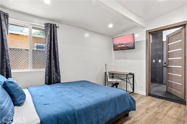 Detail Gallery Image 15 of 22 For 6535 Mary Ellen Ave, Valley Glen,  CA 91401 - 3 Beds | 2/1 Baths