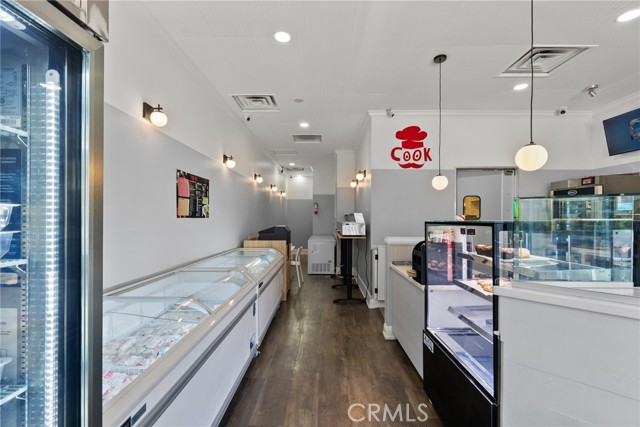 5466 Wilshire Boulevard, Los Angeles CA: https://media.crmls.org/medias/ac55cacb-4db6-4b0a-bb36-82141ba9545d.jpg