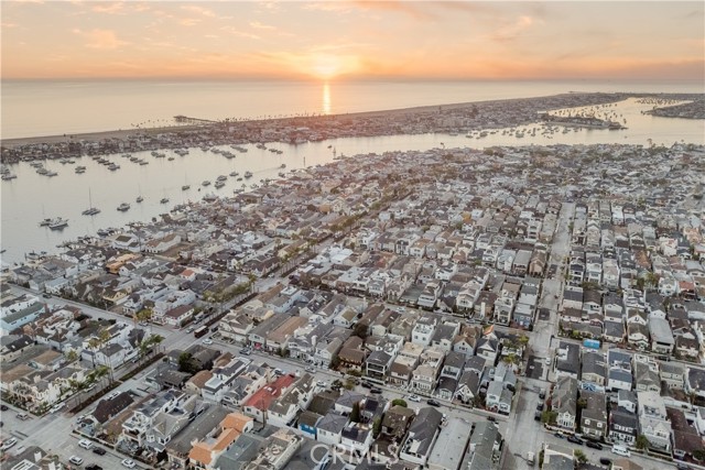 Detail Gallery Image 15 of 16 For 220 Apolena Ave, Newport Beach,  CA 92662 - 4 Beds | 4 Baths