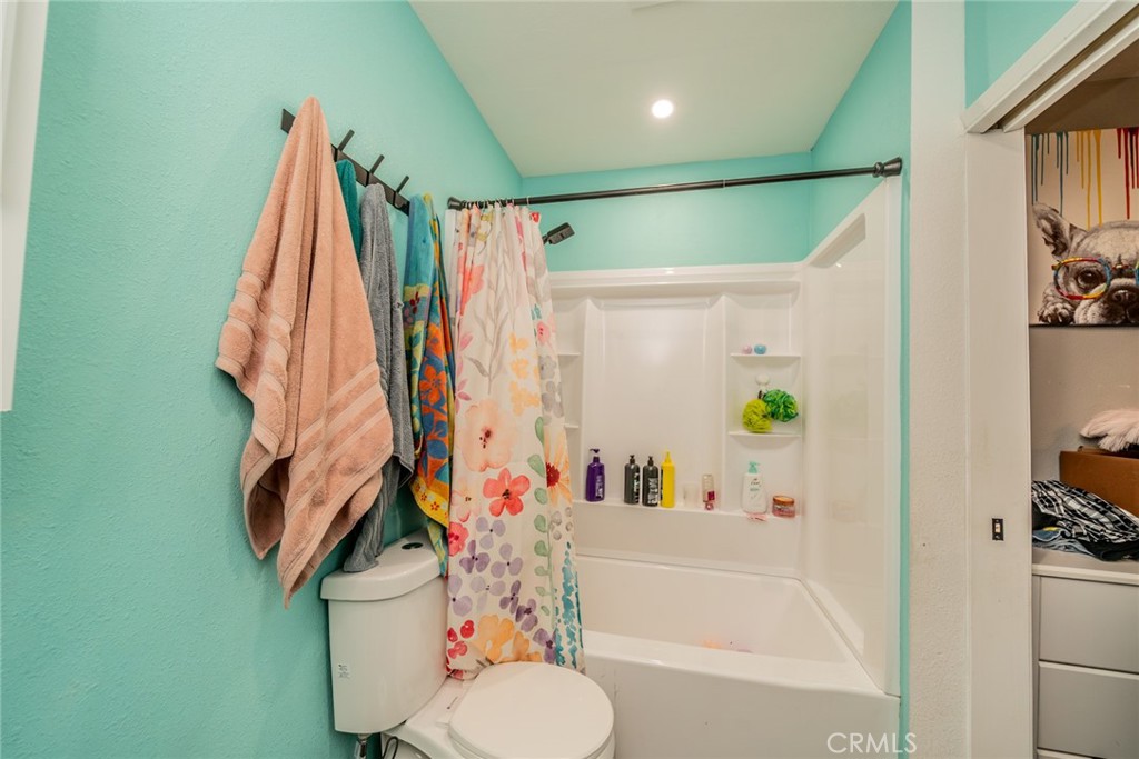 https://media.crmls.org/medias/ac587367-b4c4-4cd7-846b-1a813868c511.jpg?preset=X-Large