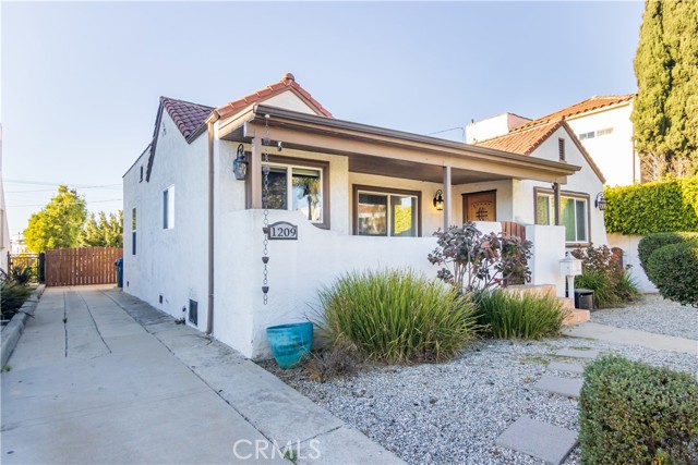 Detail Gallery Image 3 of 31 For 1209 S Longwood Ave, Los Angeles,  CA 90019 - 3 Beds | 2 Baths