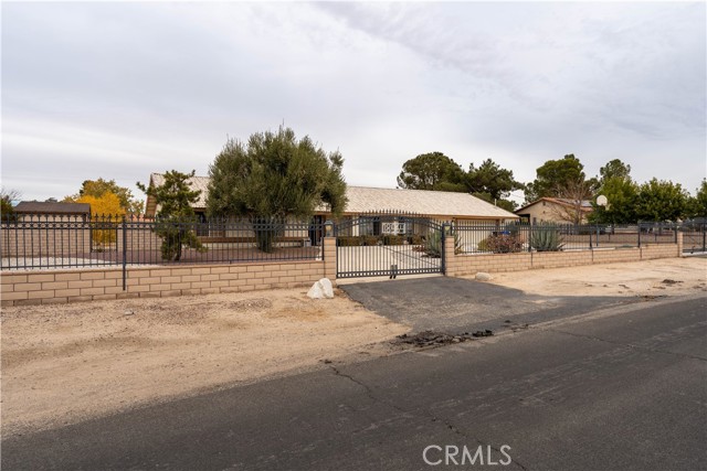 Detail Gallery Image 2 of 3 For 18564 Siskiyou Rd, Apple Valley,  CA 92307 - 4 Beds | 2/1 Baths