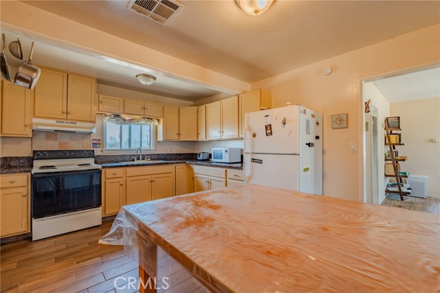 9668 W Rosamond Boulevard, Rosamond CA: https://media.crmls.org/medias/ac5a93a2-aebd-41e7-a0de-05f3dbac8bdd.jpg