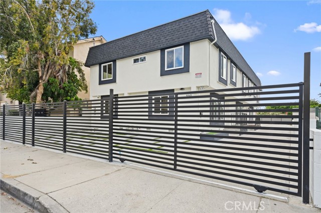 Detail Gallery Image 2 of 33 For 7010 Lennox Ave #B,  Van Nuys,  CA 91405 - 4 Beds | 2 Baths