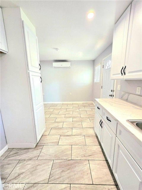 Detail Gallery Image 4 of 7 For 7104 Beckford, Reseda,  CA 91335 - 1 Beds | 1 Baths