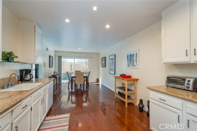 Detail Gallery Image 10 of 26 For 18319 Collins, Tarzana,  CA 91356 - 2 Beds | 3 Baths