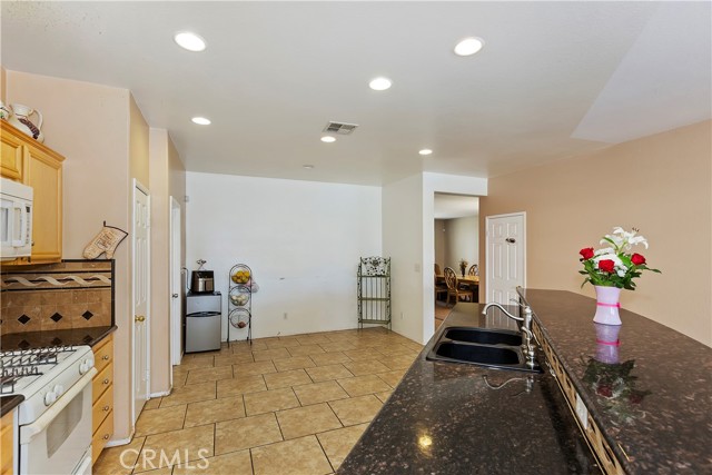 Detail Gallery Image 11 of 27 For 11970 Bryce Ct, Victorville,  CA 92392 - 5 Beds | 2 Baths