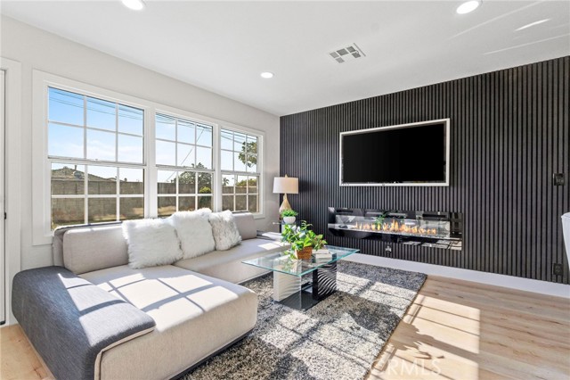 Detail Gallery Image 5 of 30 For 2302 W 115th, Hawthorne,  CA 90250 - 4 Beds | 2 Baths