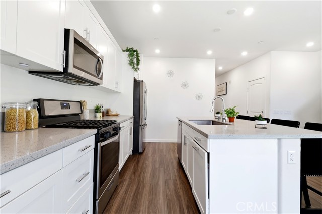 Detail Gallery Image 14 of 38 For 475 N Glenwood, Rialto,  CA 92376 - 5 Beds | 3/1 Baths