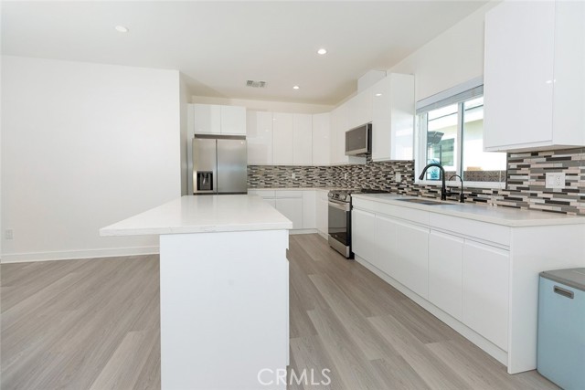 Detail Gallery Image 7 of 22 For 12818 Arminta St, North Hollywood,  CA 91605 - 3 Beds | 3 Baths