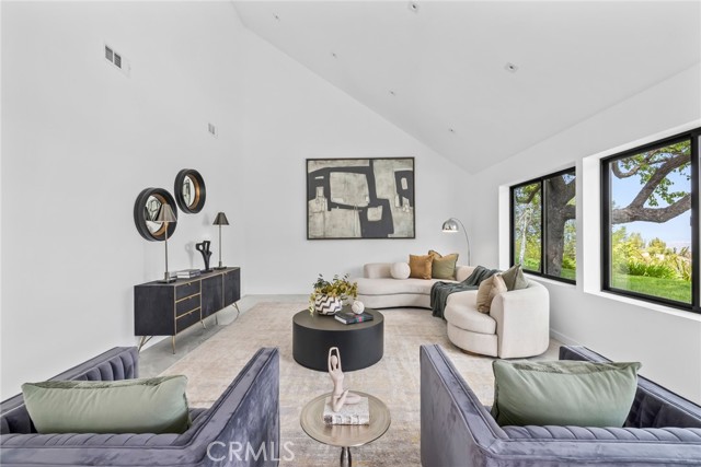 Detail Gallery Image 4 of 35 For 20101 Greenbriar Dr, Tarzana,  CA 91356 - 5 Beds | 4 Baths