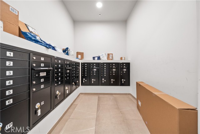 709 E Walnut Street, Pasadena CA: https://media.crmls.org/medias/ac64d1b8-727b-439d-a674-fa08a499fd21.jpg
