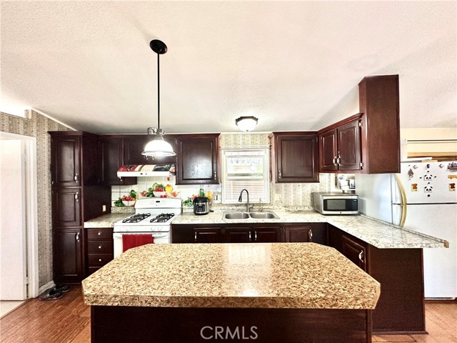 Detail Gallery Image 4 of 41 For 507 S Euclid St #71,  Santa Ana,  CA 92074 - 4 Beds | 2 Baths
