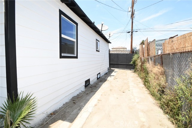Detail Gallery Image 15 of 31 For 2117 E 112th St, Los Angeles,  CA 90059 - 4 Beds | 2 Baths