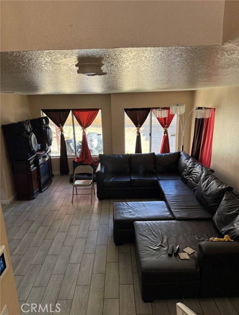 Detail Gallery Image 5 of 20 For 14565 Green River Rd, Victorville,  CA 92394 - 4 Beds | 2/1 Baths