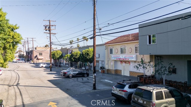 Image 18 of 30 For 18407 Sherman Way