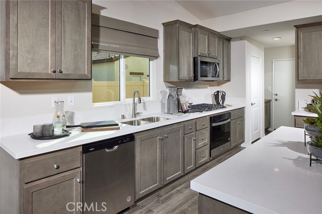 Detail Gallery Image 4 of 15 For 2063 Fernetta Pl, Perris,  CA 92571 - 5 Beds | 3 Baths