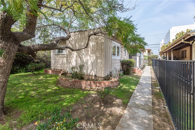 Detail Gallery Image 2 of 37 For 713 Flower Ave, Venice,  CA 90291 - 2 Beds | 2 Baths