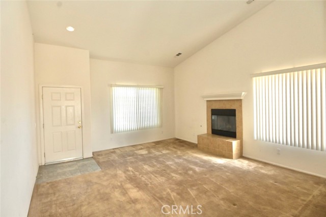 Detail Gallery Image 4 of 13 For 13037 Sunset Canyon, Victorville,  CA 92395 - 3 Beds | 2 Baths