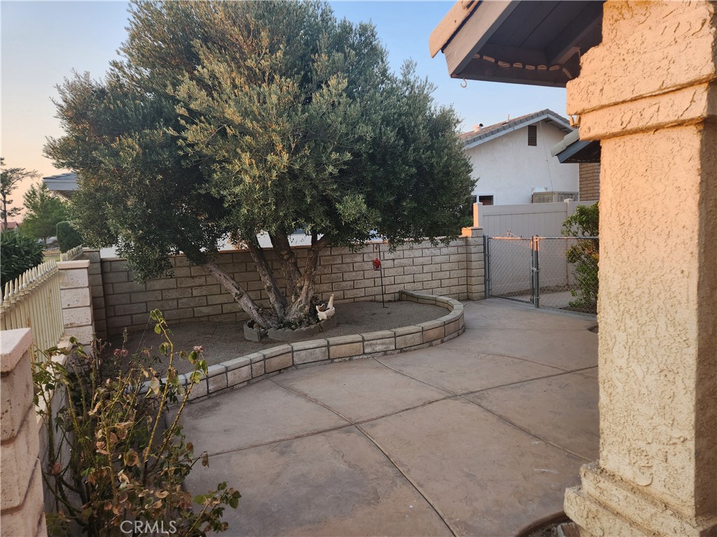 https://media.crmls.org/medias/ac739263-7ef1-4269-94bd-35ce49bd8d1f.jpg?preset=X-Large