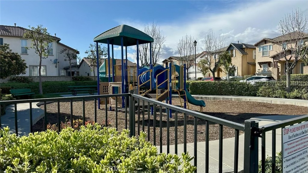 https://media.crmls.org/medias/ac77ee37-768a-4cd4-b1c4-55496bd1a811.jpg?preset=X-Large