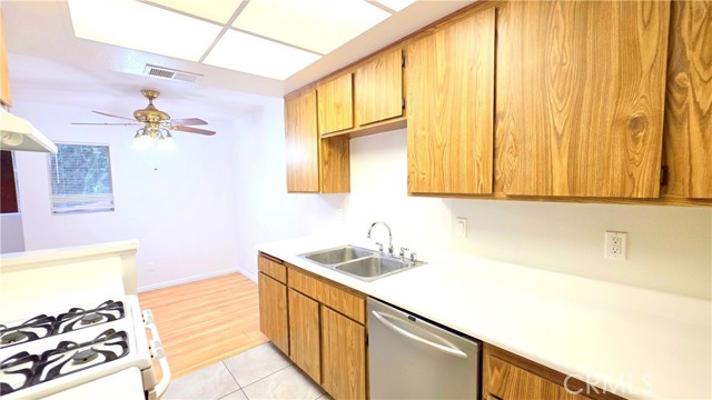 Detail Gallery Image 5 of 12 For 1049 W Francis St #F,  Ontario,  CA 91762 - 1 Beds | 1 Baths