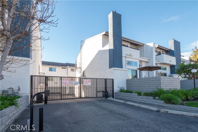 Detail Gallery Image 3 of 39 For 12334 Chandler #C,  Valley Village,  CA 91607 - 2 Beds | 2 Baths