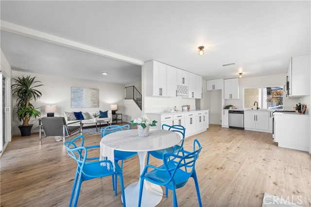 Detail Gallery Image 15 of 54 For 22015 Romar St, Chatsworth,  CA 91311 - 4 Beds | 3 Baths