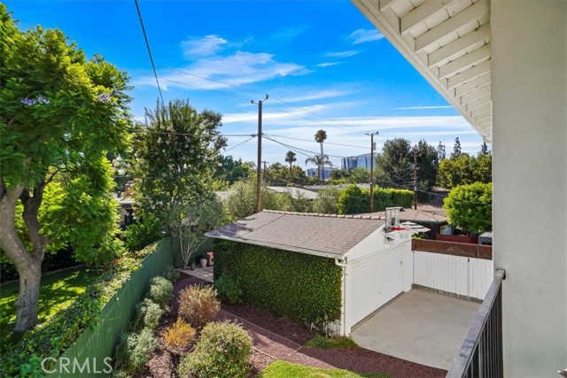525 Bob Hope Drive, Burbank CA: https://media.crmls.org/medias/ac8e57cf-0dd1-435a-8e0f-1b5d9a0f0c0c.jpg